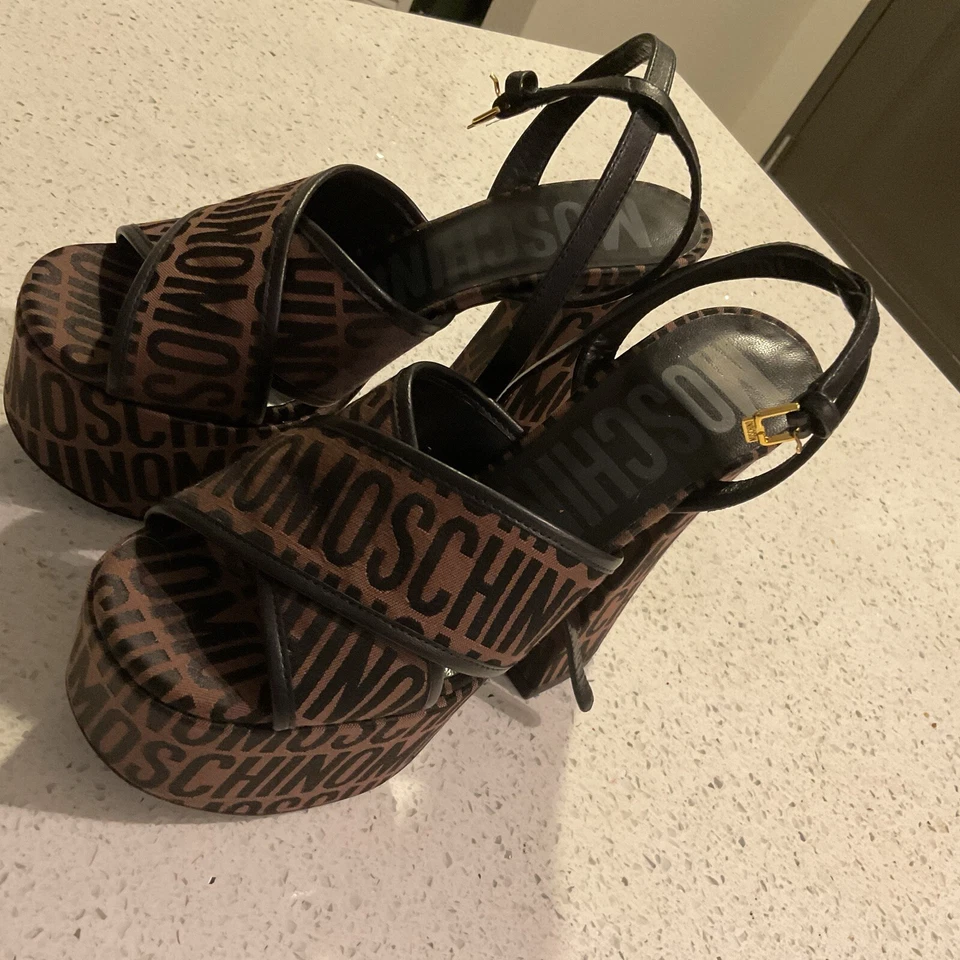 Plataforma Moschino negra y marrón Foto 2 de 4