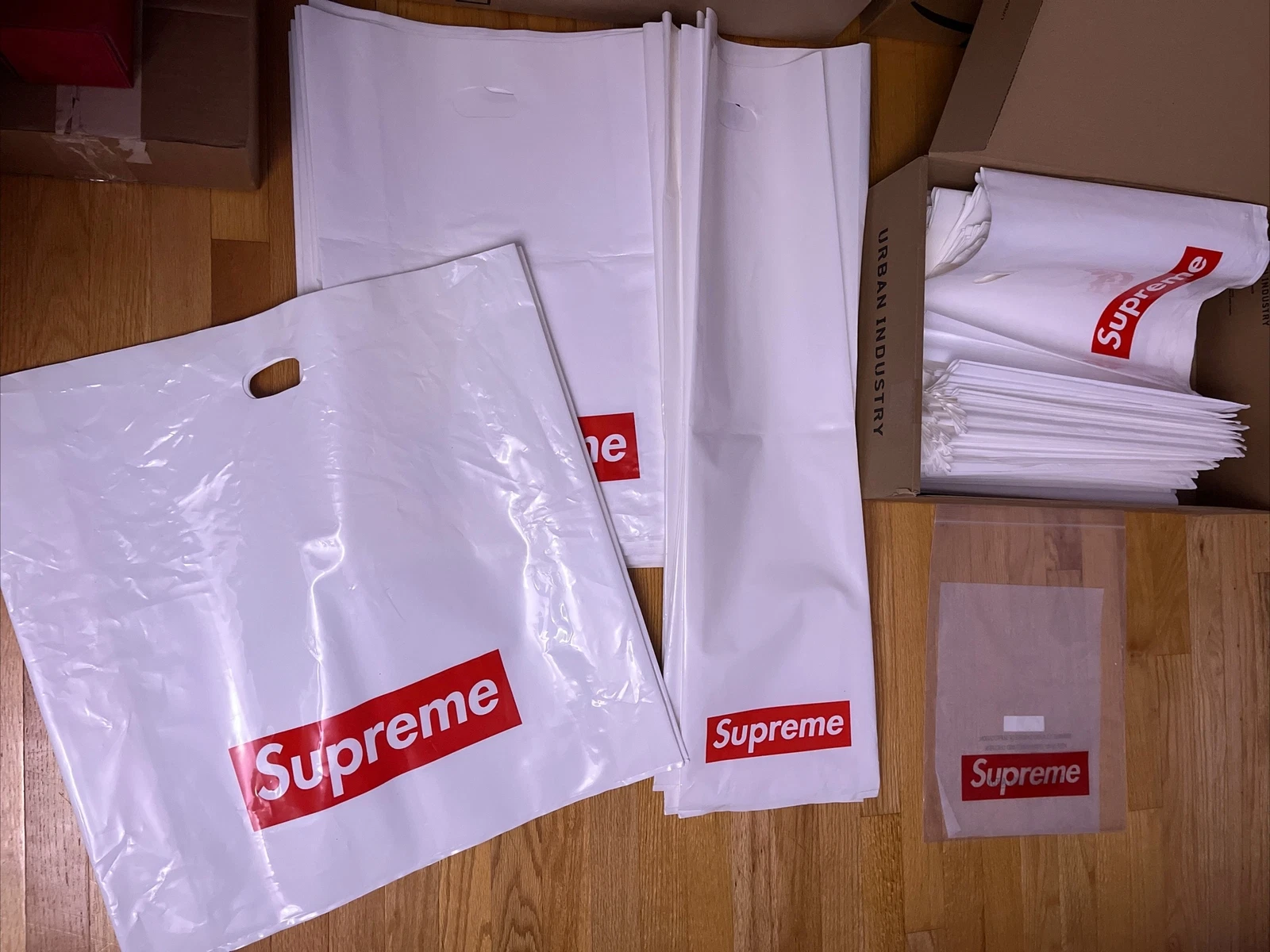 Lot vrac suprême #2   autocollants Bogo, sacs de magasin, veste, chemise, pantalon (caobal 32)