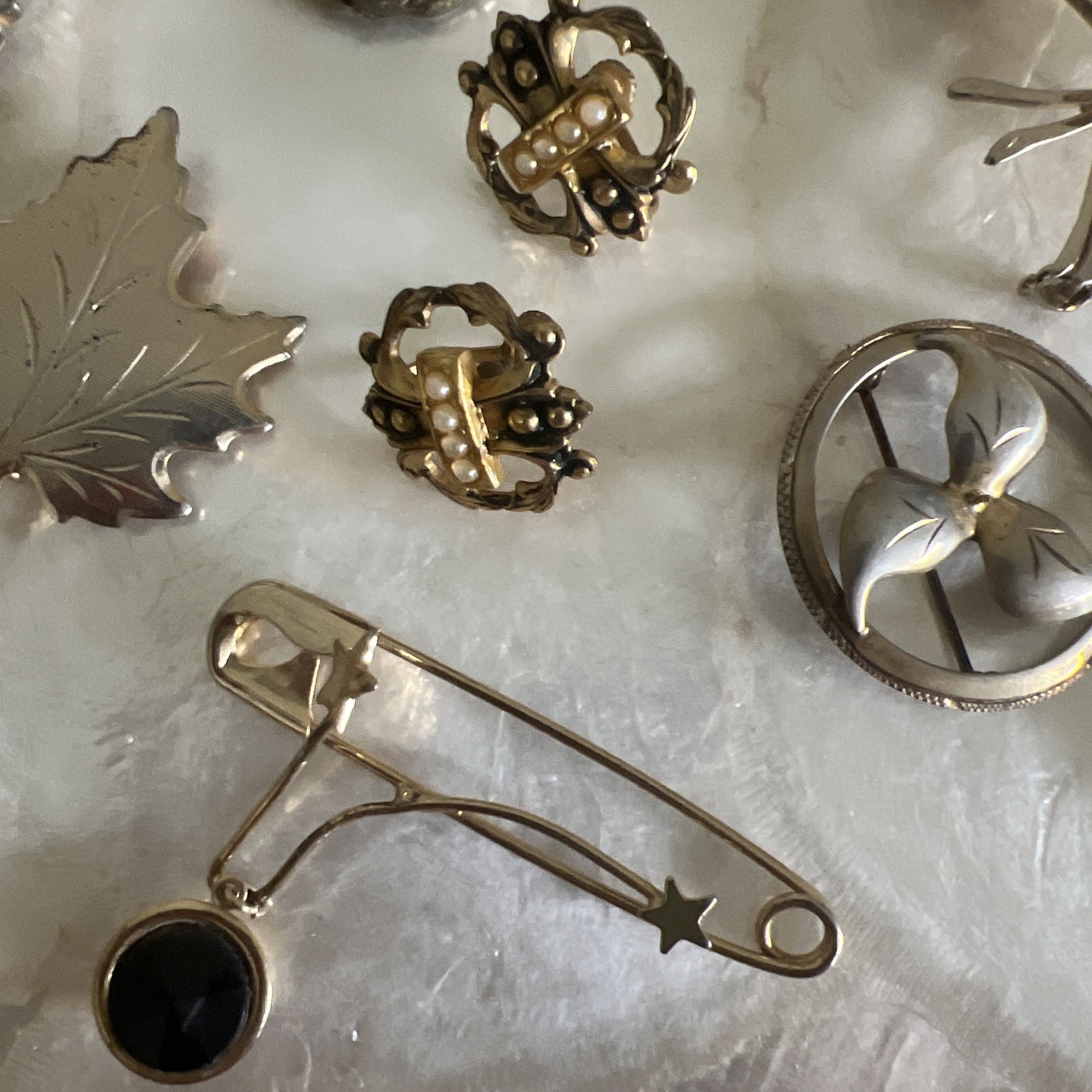 Lot Of 32 Vintage Brooches Pins Various Sizes and Style only one missing stones