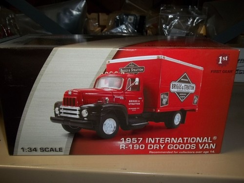 BRIGGS & STRATTON GIOCATTOLO DA COLLEZIONE EDIZIONE 2009 1957 INTERNATIONAL DRY GOODS VAN - Foto 1 di 4