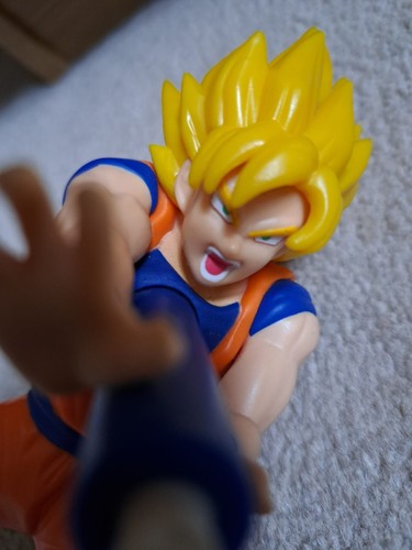 Lanzador de figuras de acción Dragon Ball Z Goku Super Saiyan Bandai - Imagen 4 de 7