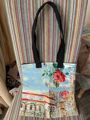 Artscapes Tragetasche mit Gebäudeszene Rosen Himmelswolken