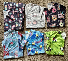 Lot of 13 - Cute Women  s V-Neck Medical Scrub Tops - Size M 8/10 