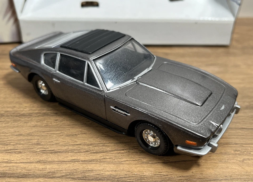 Corgi James Bond Aston Martin Volante The Living Daylights # 04801 - Image 4 of 4