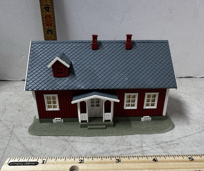FALLER HO SWEDISH HOUSE RED PRE -BUILT