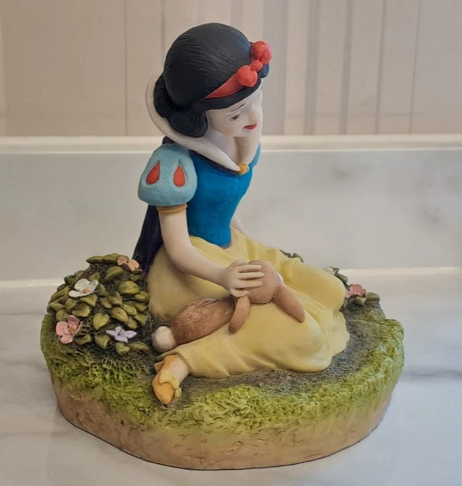 WALT DISNEY'S CLASSIC SNOW WHITE FIGURE BY ARDEN SCULPTURES - Image 2 of 4
