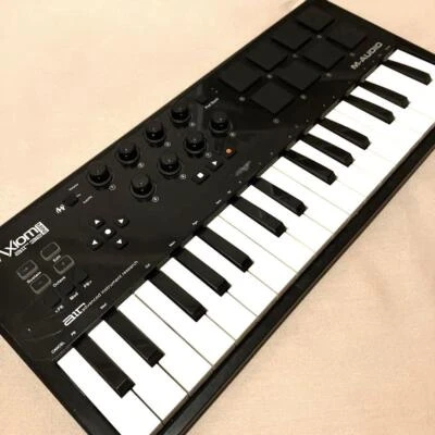 M-Audio Axiom AIR Mini 32 USB MIDI Clavier Contrôleur 32 Touches 8 Pads 8 Bou... - Photo 1/2