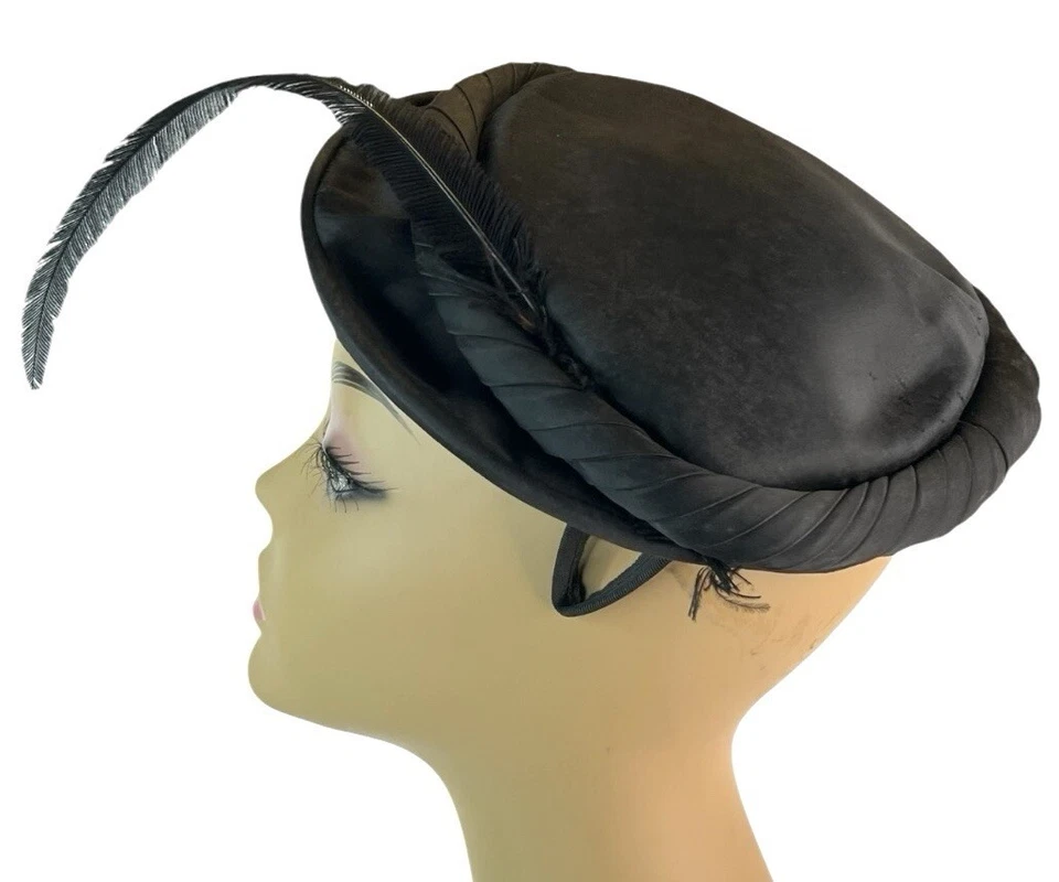 Sombrero Damas Vintage Estilo Newsboy Negro Con Banda y Pluma Punto de Desgaste Menor Foto 4 de 4