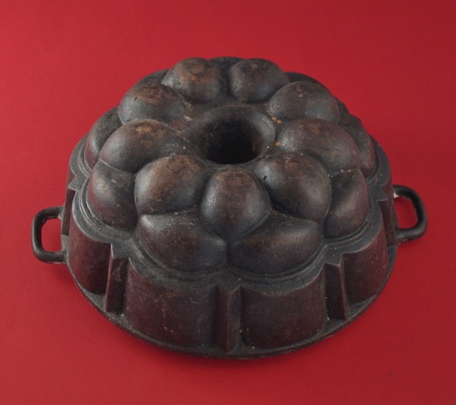 Antique Cast Iron cake pan Bundt pan first half 20th century