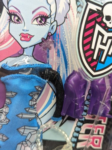Pack mode bominable Monster High Abbey sac robe bleue chaussures Mattel 2012 neuf dans sa boîte - Photo 2 sur 11