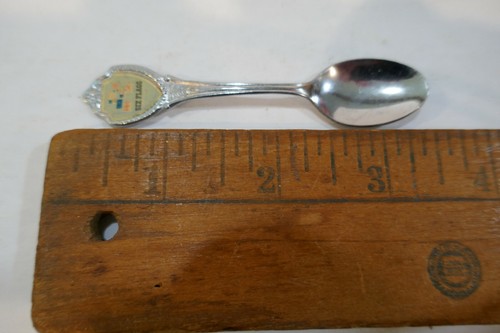 VINTAGE SIX FLAGS COLLECTOR SOUVENIR SPOON in orginal box - Picture 3 of 3