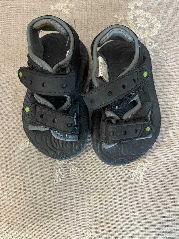 Sandalias Baby Connection negras y grises para niños pequeños talla 4 Foto 2 de 4