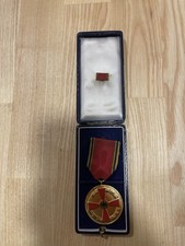 Verdienstmedaille des Verdienst&shy;ordens und Miniatur des Verdienstkreuzes