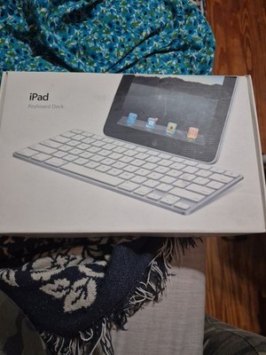 Apple iPad Keyboard Dock A1359 White Dock Connector QWERTY English