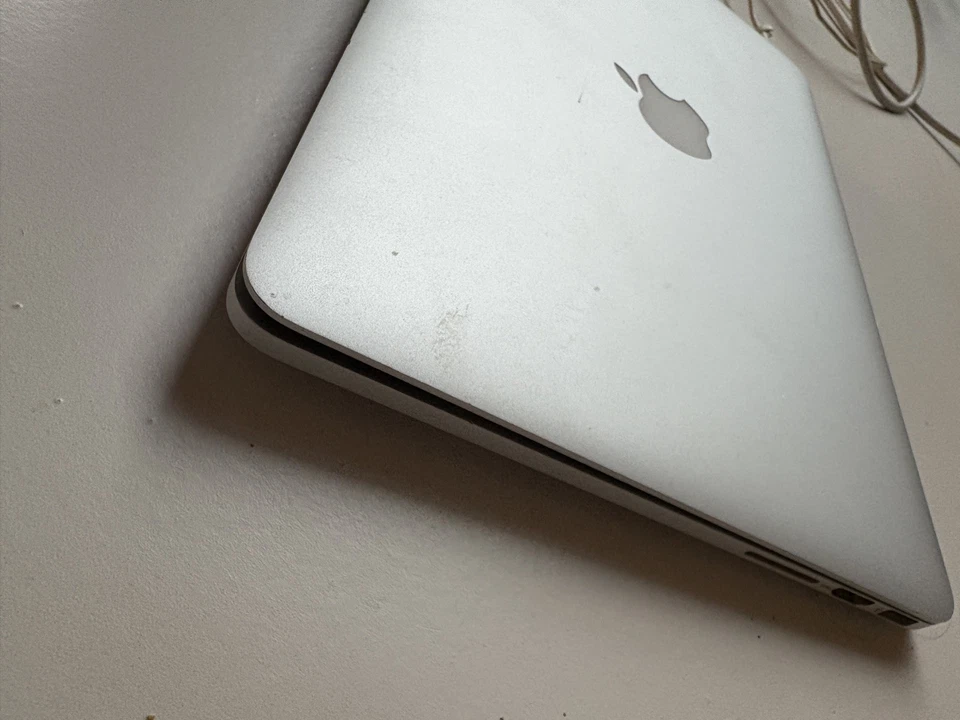 Apple Retina MacBook Pro - 13" Display - 2014 - i5 2.8GHz - 512GB SSD - 8GB RAM - Image 2 of 4