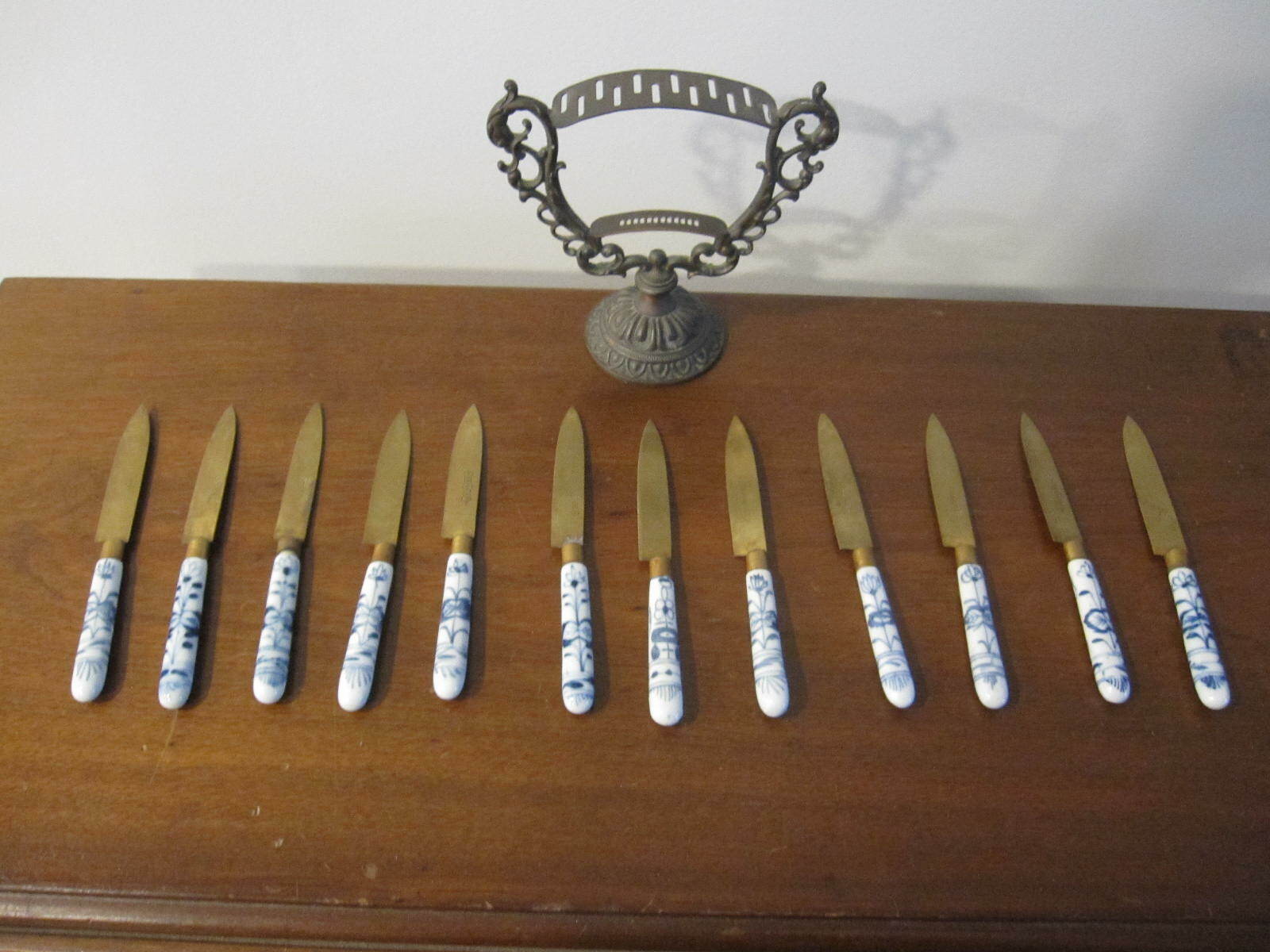 VINTAGE ANTIQUE UCHATIUS STAHL BRONZE 12 FRUIT KNIVES W/ TABLE STAND