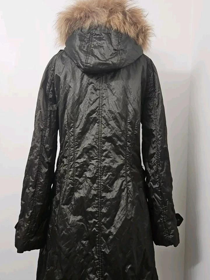 Abrigo de invierno grande con capucha de piel de mapache real algodón/poliéster negro lavandería por diseño Foto 3 de 4