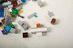 Lego Minecraft (A2R) 21123 The Iron Golem (JSF6) Over 200Pcs Parts Incomplete