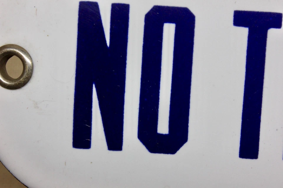 Antiguo letrero de porcelana "NO SE PERMITEN CAMIONES" azul sobre blanco vintage años 20 antiguo Foto 2 de 4