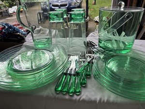 15 Pc Set Green Plastic Outdoor Ware Entertainment Dishes & 12 Pc Silverware