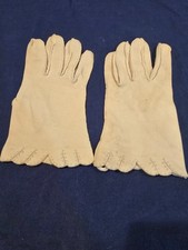 Ladies Gloves Cream Scalloped Edge Decorative Stitching size Med 1940s-1950s