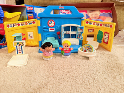 Fisher-Price Little People Fold-Up Carry Case Playset w/ 2 Figures, Accessories