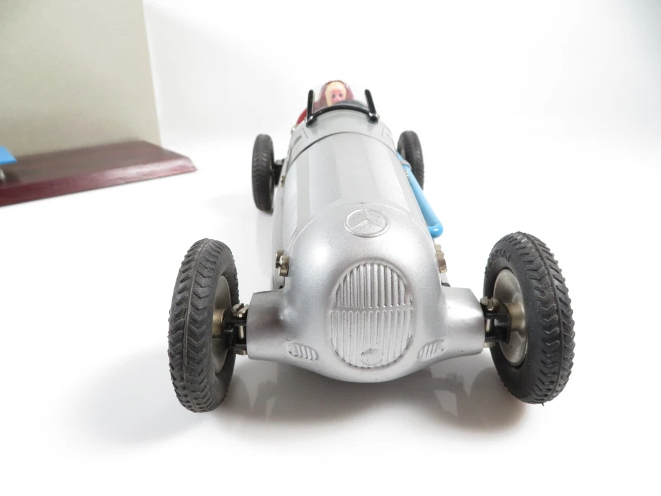 Märklin Mercedes Benz Silberpfeil mit Fahrer und Schlüssel 1:16 - Bild 3 von 4