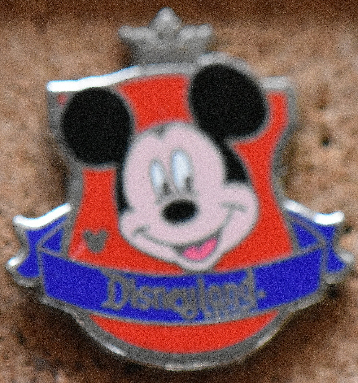 P13 DISNEY PIN   DISNEYLAND SHIELD  MICKEY