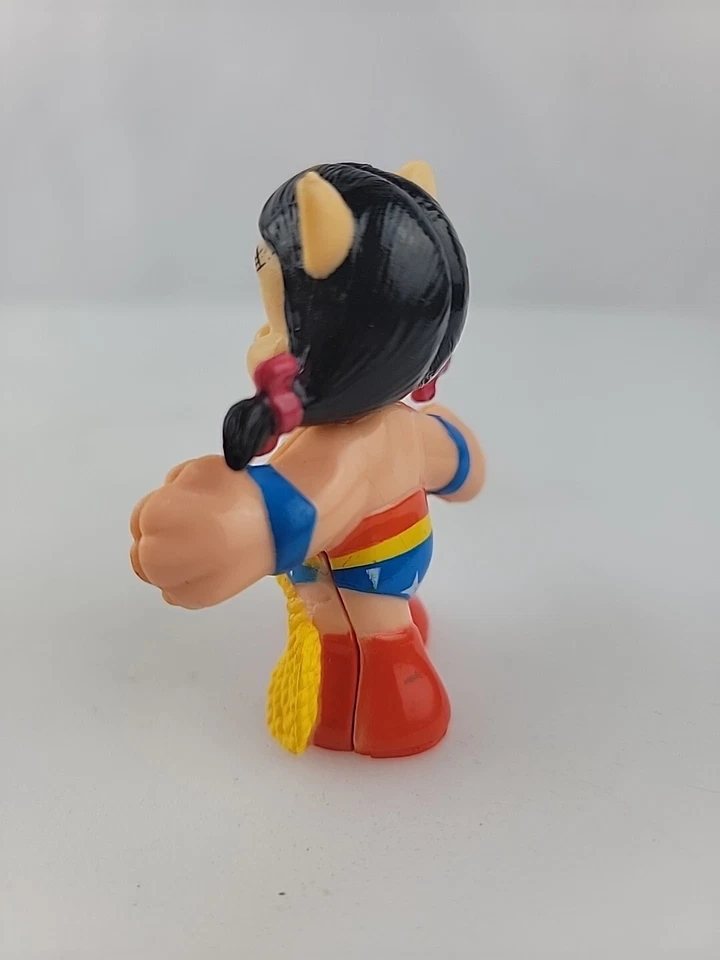 McDonald's 1991 Happy Meal Super Looney Tunes Petunia Pig como Wonder Pig Foto 3 de 4