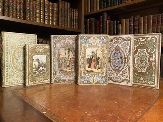 Lot livres anciens 19ème. Cartonnages romantiques polychromes. Gravures. Voyages