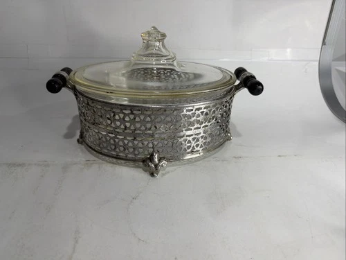 (193)Pyrex 3 Qt Oval Casserole w/ Lid in Silverplate Holder Vintage Serving Dish