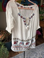 Forever 21 Embroidered Cream Tunic Size L