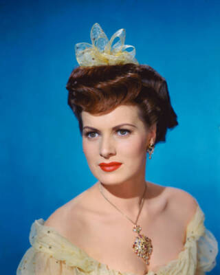 Maureen O Hara Irish wearing a pale green strapless yellow dress a- Old Photo