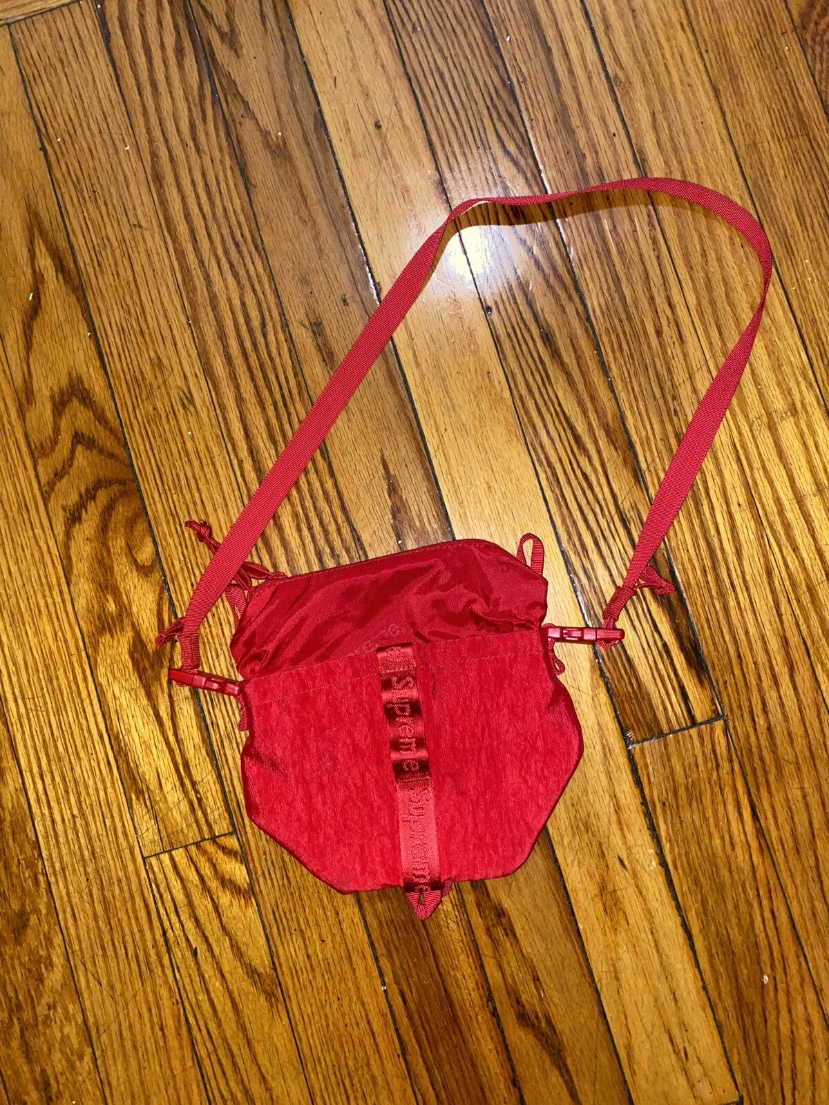 Sac sac à encolure Supreme rouge FW20