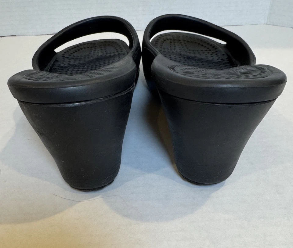 Sandalias de cuña Crocs Sassari negras para mujer 9 cómodas deslizables punta abierta zapatos sin cordones Foto 2 de 4
