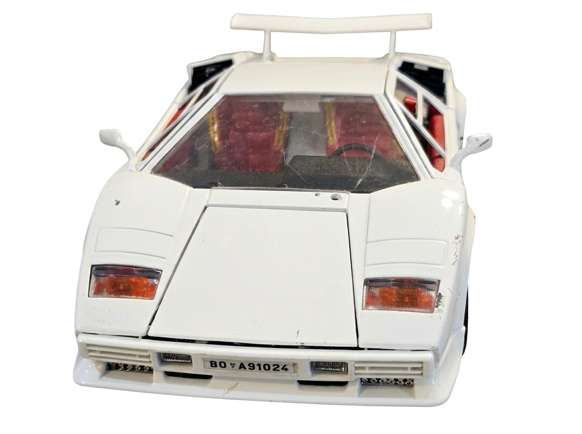 Bburago White 1988 Lamborghini Countach 1:18 Scale Made in Italy