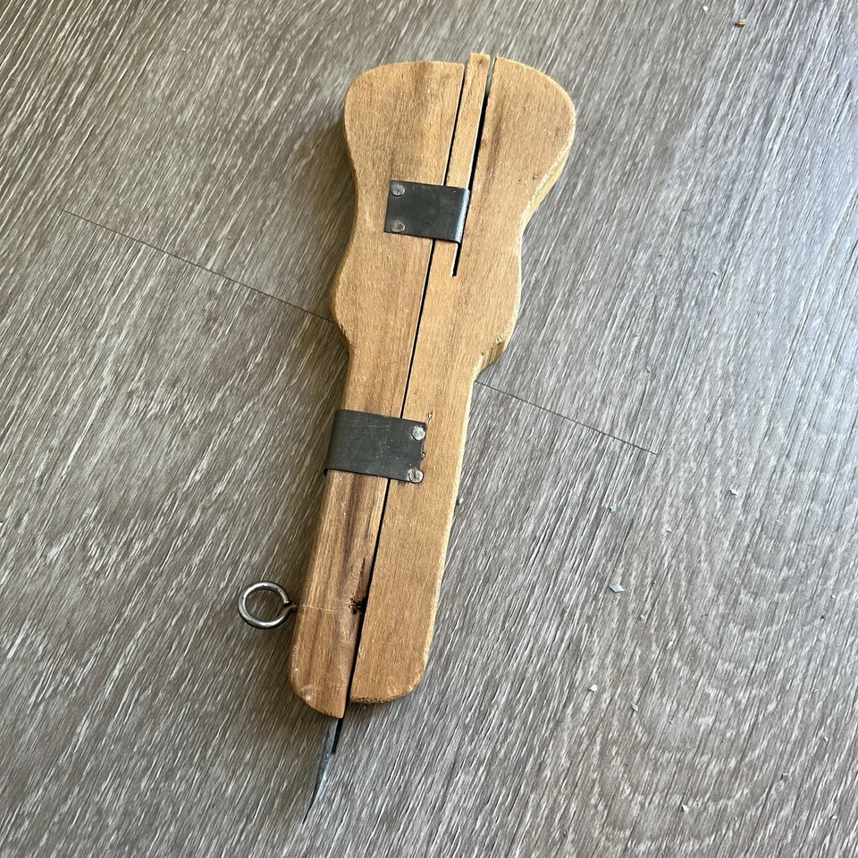 Vintage Susan Burr Wood & Brass Rug hook tool 9" - Image 3 of 4