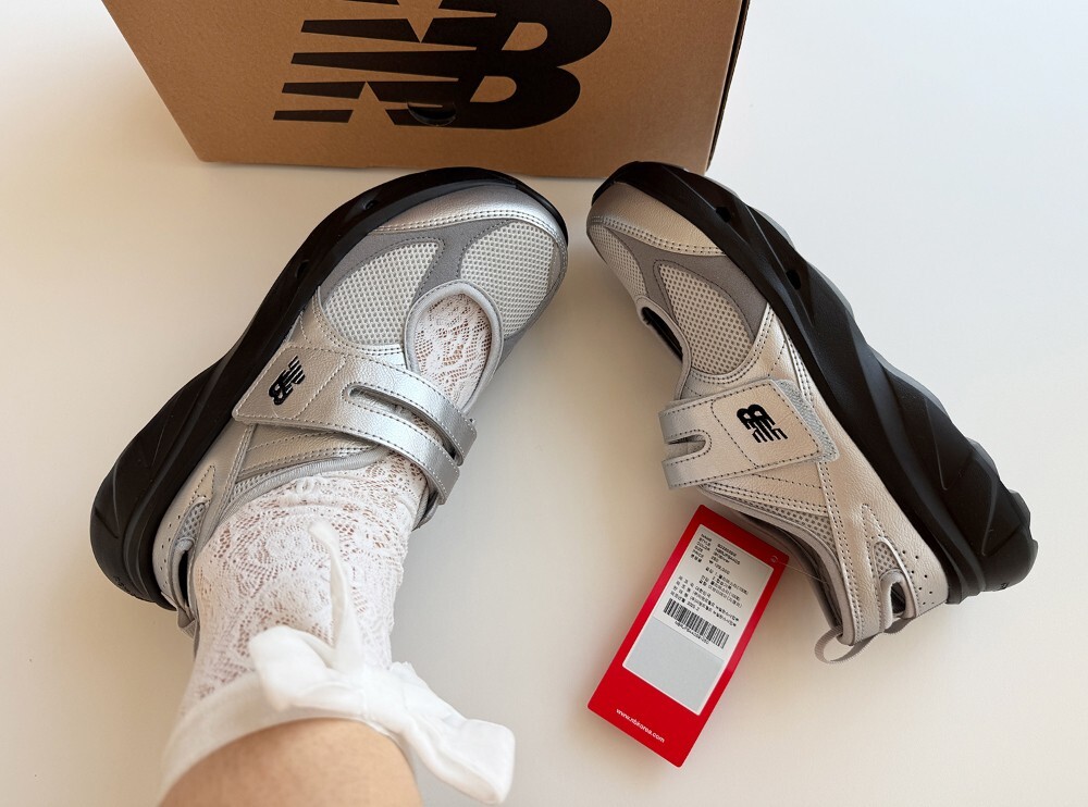[New Balance] / ☆ Breeze / SD2202SI2 / llic Silver New Balance Breeze Womens Mary Jane Sneakers Metallic Silver