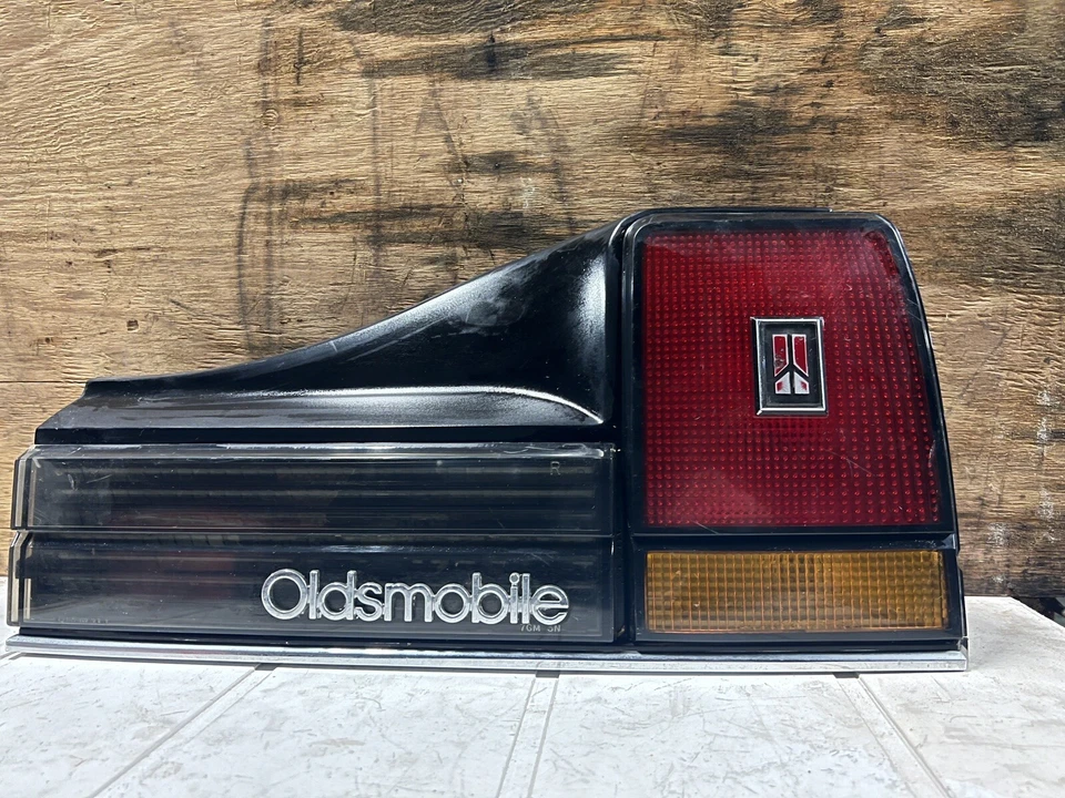 1987-1988 OLDSMOBILE CUTLASS CALAIS OEM LANTERNA TRASEIRA DIREITA LANTERNA TRASEIRA DE PASSAGEIRO - Imagem 4 de 4
