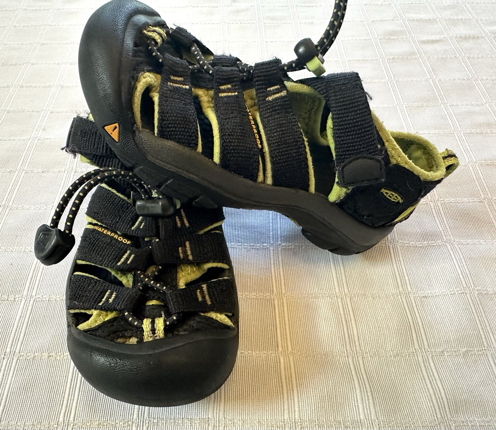 Sandali Keen Newport neri gialli scarpe da acqua escursionismo impermeabili bambino taglia 10