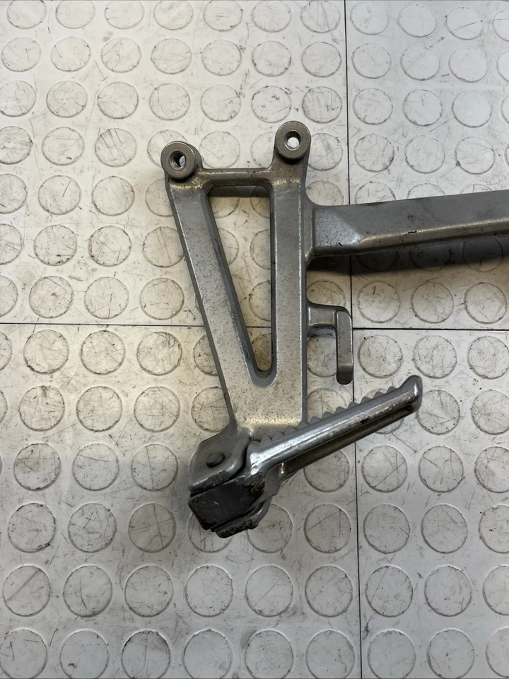 1994 HONDA CBR600F2 LEFT REAR FOOT PEG MOUNT BRACKET 50760-MV9-930 OEM - Изображение 2 из 4