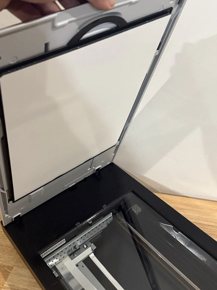 Epson Perfection V600 Photo Color Scanner  - Doesn't Power On - Broken For Parts - Image 4 of 4