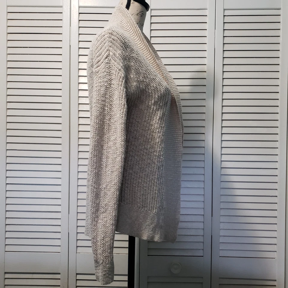 Cárdigan para mujer Sparkle & Fade UO frente abierto pequeño beige plateado tejido metálico Foto 3 de 4
