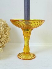 Portacandele o composta vintage in vetro pressato ambrato, design piedistallo vorticoso