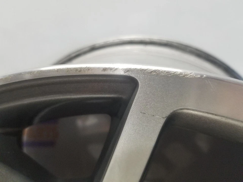 17 2017 GMC CANYON ALL TERRAIN 17X8 WHEEL 6 SPOKES GRAY AND MACHINED SEE IMAGES - Image 4 of 4