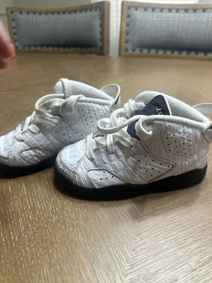 Zapatillas retro Jordan 6 usadas para niños talla 10C en diseño de cocodrilo blanco y negro Foto 3 de 4
