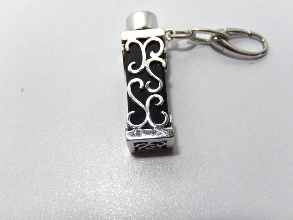 Colgante frasco de aceite de perfume de ónix negro con carcasa y tapa de filigrana de oro blanco de 14kt Foto 3 de 4