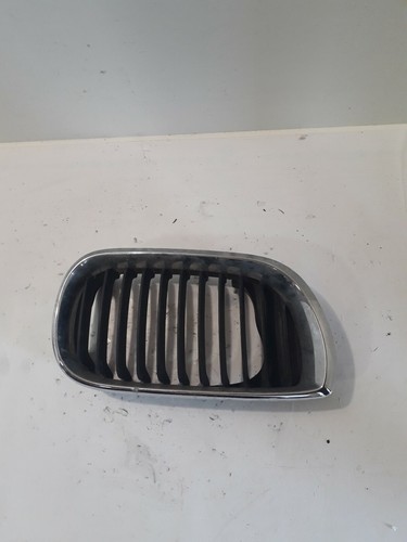 Bmw 320 D E46 Kühlergrill vorne rechts 70305500 Original 2004