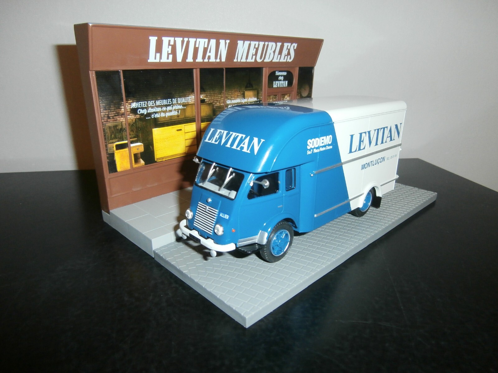Diorama Renault Galion Levitan 1/43e pour décor de maquette et vitrine rétro