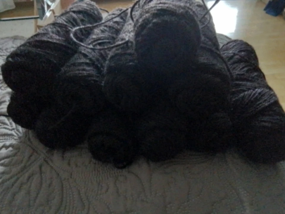 Konvolut  Wolle - 11 Knäuel 'a 100 g - schwarz - ohne Etikett - neuwertig